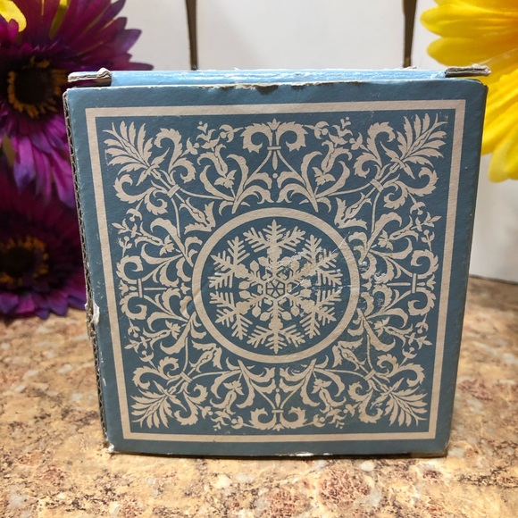 Vintage Avon Individually Made Crystal Snowflake Paperweight In Original Box - Picture 3 of 16